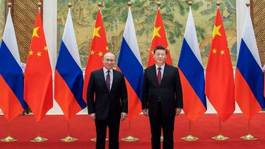 Los presidentes de Rusia, Vladimir Putin (izq) y China, Xi Jinping, posan para una foto durante un encuentro en Beijing el 4 de febrero del 2022.&nbsp;