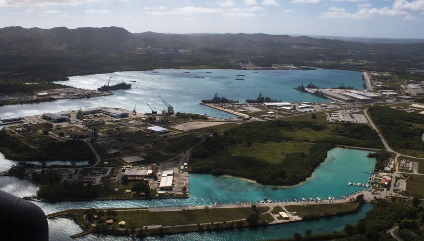 Foto de archivo facilitada por el Departamento de Defensa de EEUU, de una vista aérea de la base naval estadounidense en el puerto de Apra (Guam).