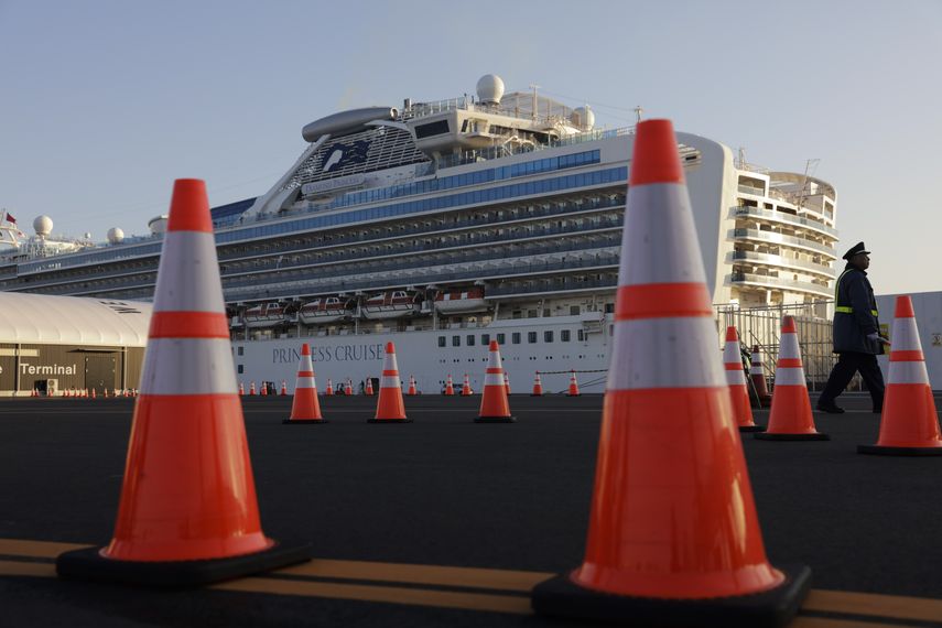 En esta foto del 13 de febrero de 2020, un guardia de seguridad camina frente al Diamond Princess, el crucero en cuarentena que atrac&oacute; en Yokohama, Jap&oacute;n.&nbsp;
