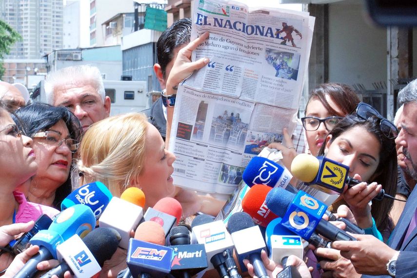 Lilian Tintori denuncia que a su esposo, Leopoldo López, le entregan la prensa recortada (cortesía)