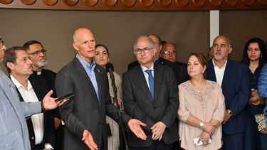 De izquierda a derecha, José Pepe Díaz, el padre José Palmar, Rick Scott, Rosa María Payá, Antonio Ledezma, su esposa y Pete Cabrera.&nbsp;