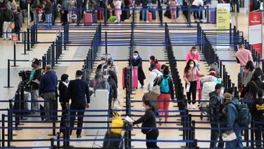 Los pasajeros se registran en el Aeropuerto Internacional Jorge Chávez en Callao, Perú, el lunes 5 de octubre de 2020. Después de más de seis meses detenidos por la pandemia del coronavirus, los vuelos internacionales en el aeropuerto más grande de Perú se reanudan con servicios a Colombia, Ecuador. Panamá, Paraguay, Uruguay, Bolivia y Chile.&nbsp;