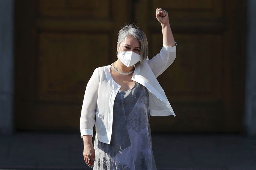 Jeannette Jara, nombrada Ministra de Trabajo por el presidente electo chileno Gabriel Boric, hace un gesto antes de la presentación del gabinete de gobierno de Boric en el Museo de Historia Natural de Santiago, el 21 de enero de 2022. 