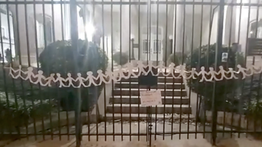 La cadeneta de papel colocada por los opositores en la reja de la Embajada de Cuba en EEUU.&nbsp;