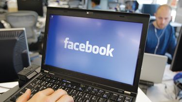 Facebook permitió que los investigadores manipularan el contenido que aparecía en las noticias de unos 700.000 usuarios elegidos al azar en enero de 2012 (Foto. AP Archivo)