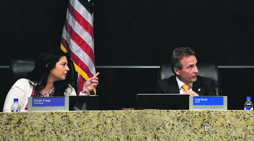 La concejal Cristi Fraga y el alcalde de Doral, Luigi Boria, durante una reunión del Concejo de esa Ciudad. (ÁLVARO MATA)