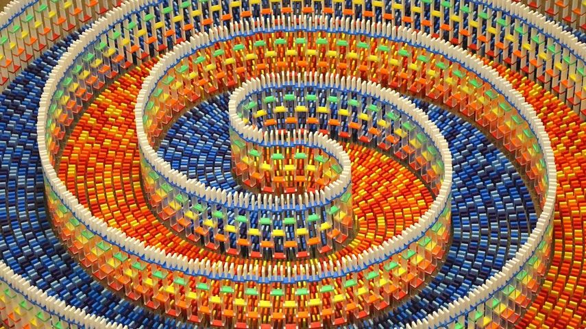 15.000 piezas de domin&oacute; que forman una triple espiral caen en un v&iacute;deo que ha cautivado a m&aacute;s 90 millones de espectadores en YouTube.