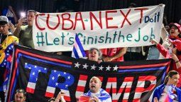 Cubanos residentes en Florida sostienen banderas cubanas y una bandera en apoyo al presidente Donald Trump, mientras participan en la manifestación Cuba Libre en la ciudad de Hialeah, Florida, el 24 de marzo de 2026.