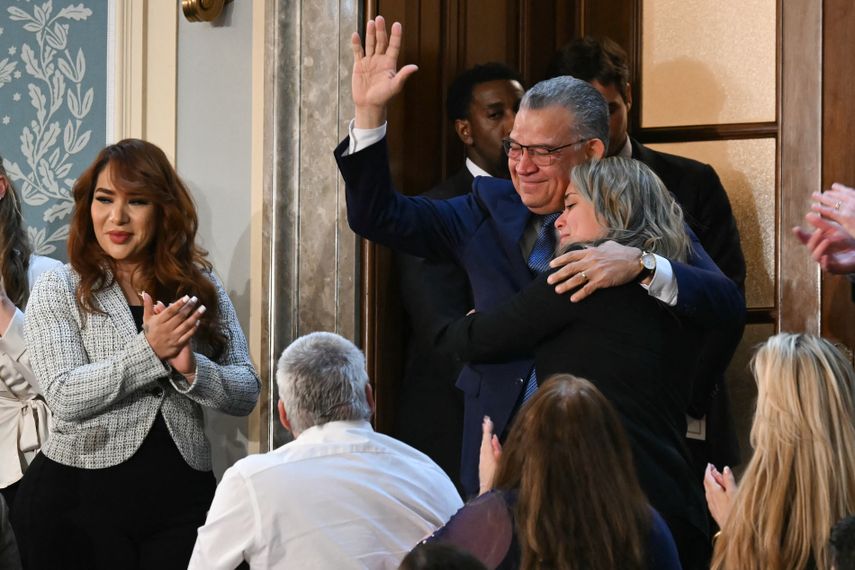 El excandidato presidencial venezolano y preso político recientemente liberado, Enrique Márquez, saluda mientras abraza a su sobrina Alejandra, al ser reconocido por el presidente estadounidense Donald Trump durante el discurso del Estado de la Unión en la Cámara de Representantes del Capitolio de los Estados Unidos en Washington, DC, el 24 de febrero de 2026.&nbsp;