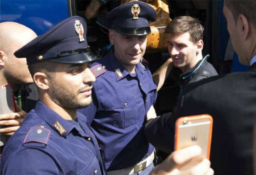 La imagen de los agentes junto a Messi ha recorrido las redes. (CORTESÍA)