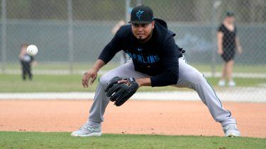 El infielder de los Marlins de Miami, Luis Arráez, toma rodados durante una práctica en los entrenamientos primaverales del equipo, el 19 de febrero de 2023.