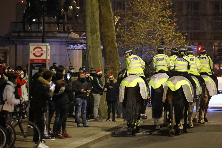 Oficiales de policía montados patrullan el Victoria Embankment mientras grupos de juerguistas se reúnen en un Londres casi desierto a última hora de la víspera de Año Nuevo, el 31 de diciembre de 2020, mientras las autoridades de la ciudad de Nivel 4 esperan que se obedezca el mensaje de quedarse en casa. &nbsp;