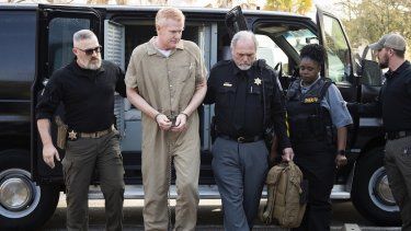 Varios agentes conducen al exabogado Alex Murdaugh al tribunal del condado de Colleton para que escucha su condena el viernes 3 de marzo de 2023 en Walterboro, Carolina del Sur, tras ser declarado cupable de asesinar a tiros a su esposa y su hijo.el 7 de junio de 2021.