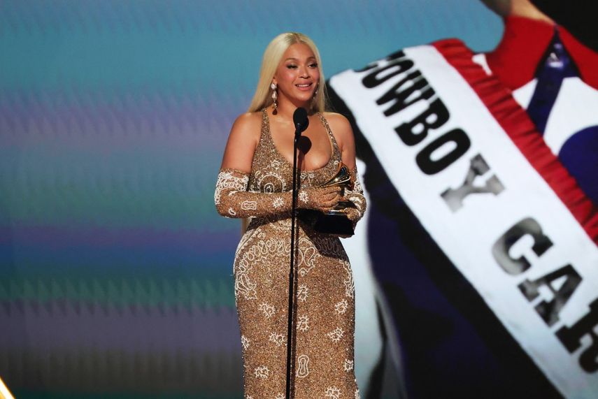 Beyoncé acepta el premio Álbum del Año por Cowboy Carter en el escenario durante la 67.ª edición de los Premios Grammy en el Crypto.com Arena el 2 de febrero de 2025 en Los Ángeles, California.&nbsp;