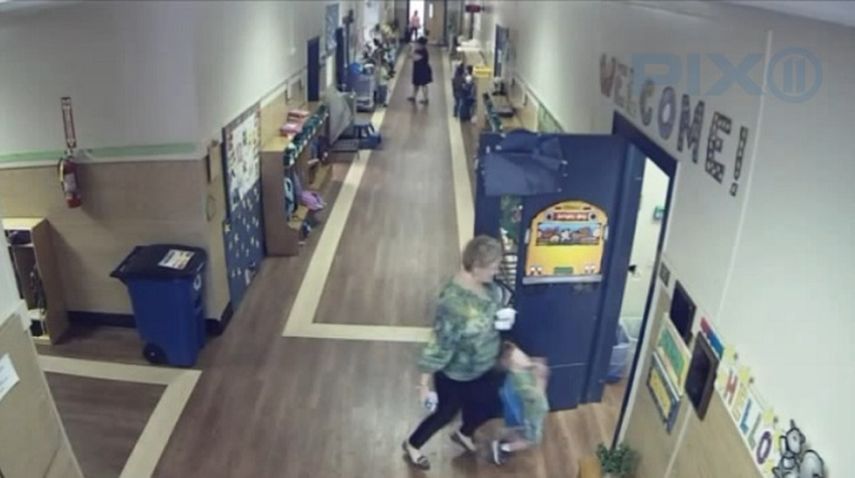 La maestra de 71 años empujó con la rodilla al niño que estaba parado en la puerta del salón