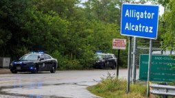 Patrullas de policía custodian la entrada del centro de detención Alligator Alcatraz, al norte de Miami.