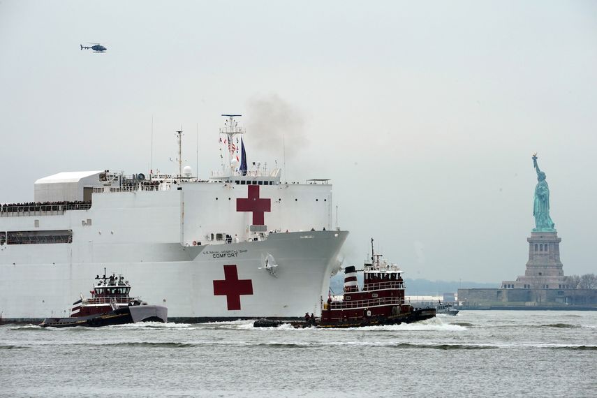 El buque m&eacute;dico USNS Comfort sube por el r&iacute;o Hudson pasando la Estatua de la Libertad cuando llega el 30 de marzo de 2020 a Nueva York.