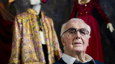 El 12 de marzo, el mundo de la moda lloró el fallecimiento de Hubert Givenchy, una leyenda de la alta costura para quien el vestido debe acomodarse al cuerpo de la mujer, no el cuerpo de la mujer a las formas del vestido.