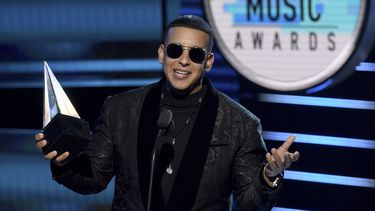 En esta foto del 25 de octubre de 2018, Daddy Yankee recibe el premio al artista masculino favorito en los Latin American Music Awards, en el Teatro Dolby en Los Angeles.
