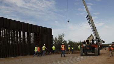 Trabajadores comienzan las obras para erigir una nueva valla fronteriza a unas 20 millas (32 kilómetros) al oeste de Santa Teresa, Nuevo México, el viernes 23 de agosto de 2019.