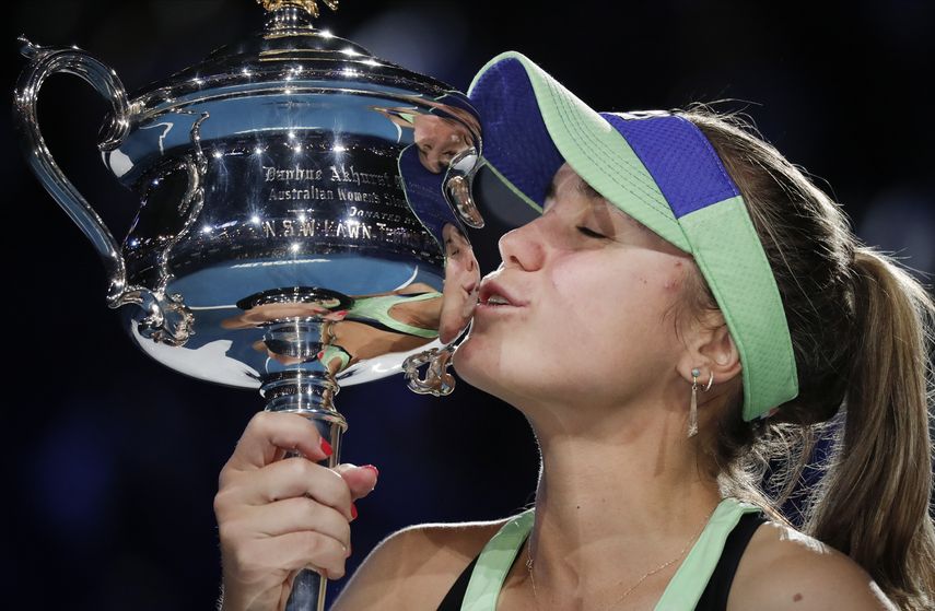 La tenista estadounidense Sofia Kenin posa con la copa de campeona del Abierto de Australia tras derrotar a hispano-venezolana Garbi&ntilde;e Muguruza en la final, en Melbourne, Australia, el 1 de febrero de 2020.&nbsp;