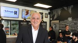 Esteban Bovo, alcalde de Hialeah, en uno de los negocios locales.&nbsp;