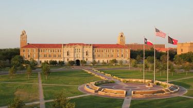 La Universidad Tecnológica de Texas, ubicada en el condado de Lubbock, cuenta con unos 37.000 alumnos.
