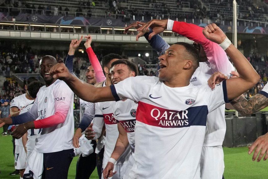 Kylian Mbappé del París Saint-Germain celebra al final del encuentro de vuelta de los cuartos de final de la Liga de Campeones ante el Barcelona, el martes 16 de abril del 2024.&nbsp;