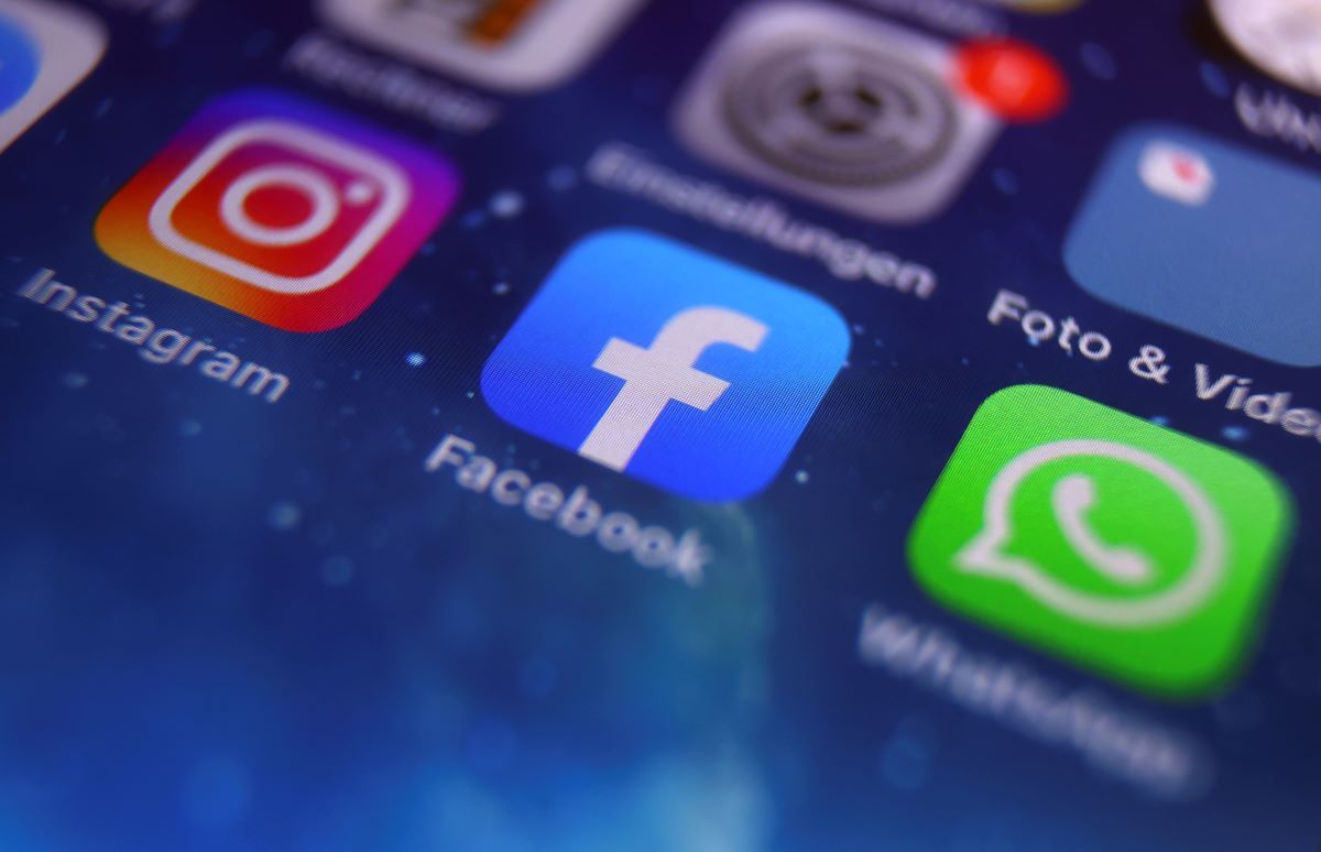 Los íconos de Instagram, Facebook y WhatsApp aparecen en la pantalla de un teléfono celular. Los íconos de Instagram, Facebook y WhatsApp aparecen en la pantalla de un teléfono celular.