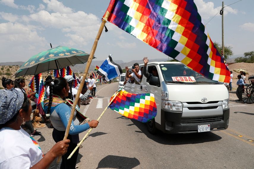 Simpatizantes del expresidente boliviano Evo Morales ven pasar su caravana cerca de Charajas, Bolivia, el lunes 9 de noviembre de 2020.