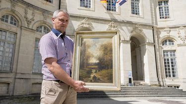 Philippe Hansch director del&nbsp; Centro Mundial de la Paz de Verdun muestra un cuadro del pintor franc&eacute;s Nicolas Rousseau que Francia recuper&oacute;.&nbsp;