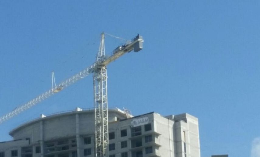Las grúas de torre están diseñadas para soportar vientos de hasta 145 millas por hora.