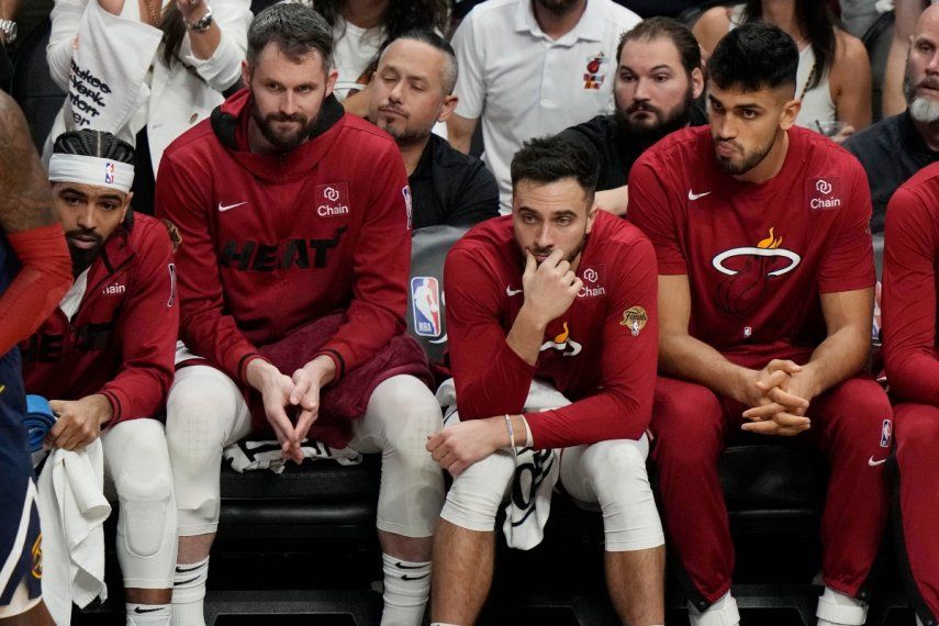 Los jugadores del Heat de Miami, sentados en el banquillo, ven la segunda mitad del cuarto duelo de las Finales ante los Nuggets de Denver, el viernes 9 de junio de 2023.