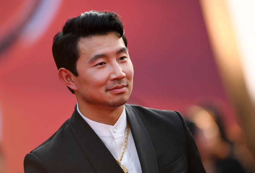 En esta foto de archivo tomada el 16 de agosto de 2021, el actor canadiense Simu Liu llega al estreno mundial de Shang-Chi y la leyenda de los diez anillos de Marvel en el teatro El Capitán en Hollywood, California.&nbsp;