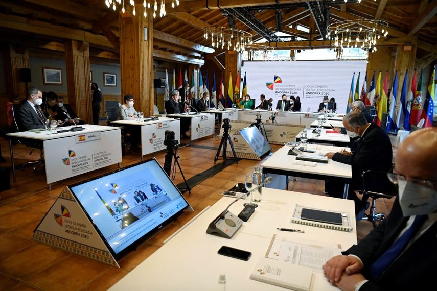 Una vista general muestra la reunión plenaria de jefes de Estado durante la XXVII Cumbre Iberoamericana en Andorra el 21 de abril de 2021.&nbsp;