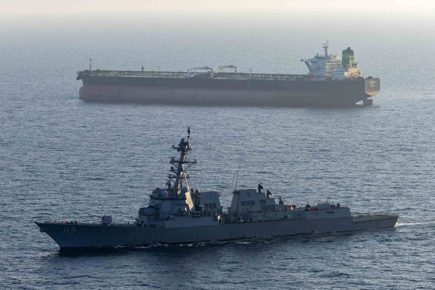 El destructor de misiles guiados USS Rafael Peralta (DDG 115) hace cumplir el bloqueo estadounidense de los puertos iraníes contra el M/T Stream después de que intentara navegar hacia un puerto iraní, el pasado 26 de abril.