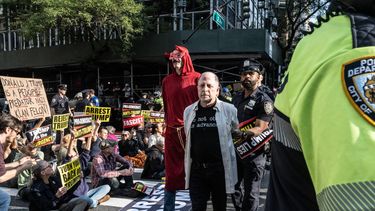 El Departamento de Policía de Nueva York detiene a varias personas tras sentarse en la calle para bloquear el tráfico en una protesta contra el presidente estadounidense Donald Trump el 23 de septiembre de 2025 en la ciudad de Nueva York.