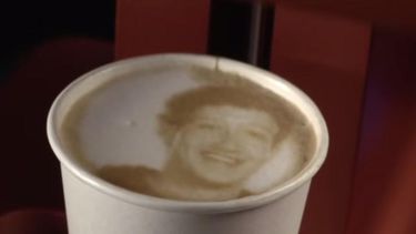 en japon, retratan tu cara en la espuma del cafe