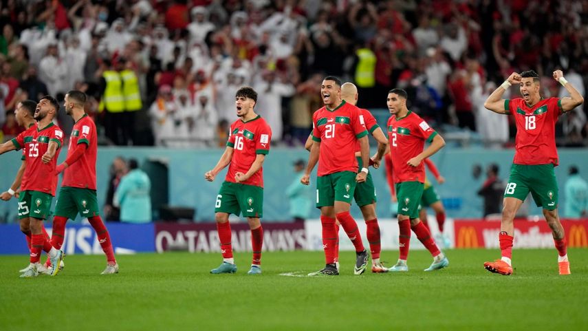 El combinado de Marruecos celebra tras uno de los tantos desde el punto penal que les permitió superar a España y avanzar a los cuartos de final del Mundial de Catar.