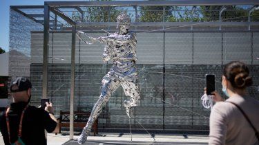 Un grupo de espectadores toma fotos de una nueva estatua de Rafa Nadal en Roland Garros el lunes 31 de mayo de 2021, en París&nbsp;