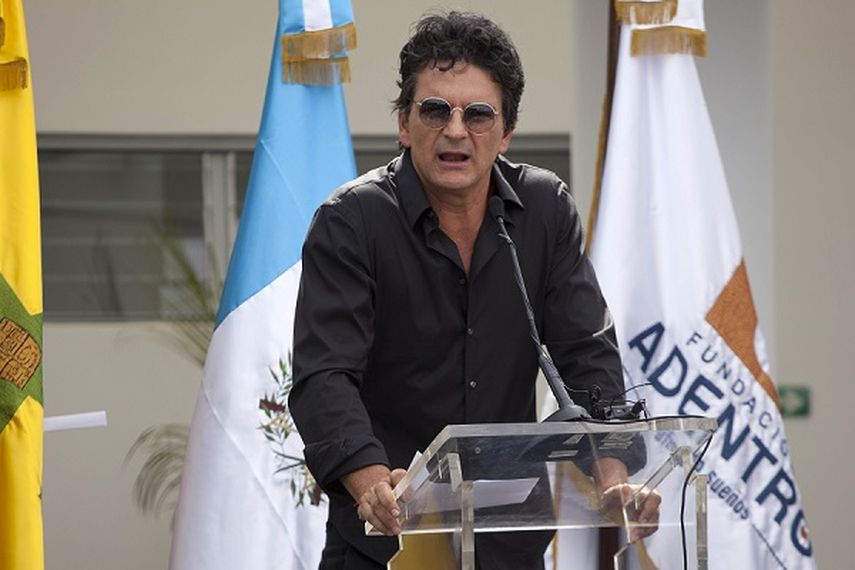 El cantautor guatemalteco Ricardo Arjona da un discurso durante la inauguración de una escuela en San Agustin Acasaguastlán, Guatemala en una fotografía del 15 de enero de 2014. (AP)