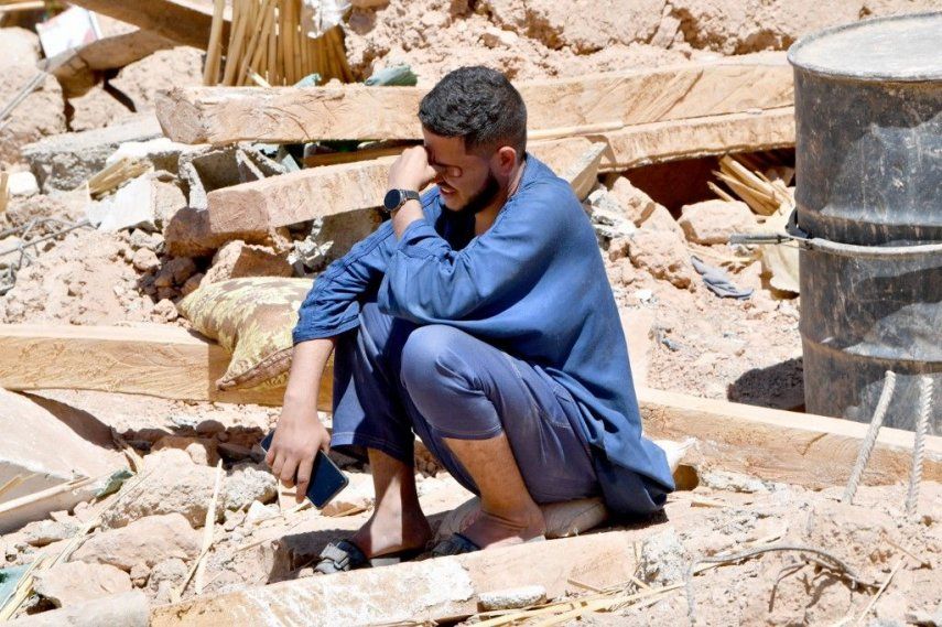 Un hombre llora mientras se sienta sobre los escombros de una casa en el pueblo de Tikht, cerca de Adassil, el 10 de septiembre de 2023.