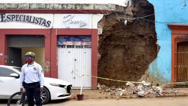 Un polic&iacute;a permanece de pie el martes 23 de junio de 2020 frente a una construcci&oacute;n que sufri&oacute; da&ntilde;os tras un terremoto en Oaxaca, M&eacute;xico