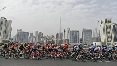 El pelot&oacute;n del Tour de los Emiratos &Aacute;rabes Unidos durante la cuarta etapa en Dub&aacute;i, el mi&eacute;rcoles 26 de febrero de 2020.&nbsp;