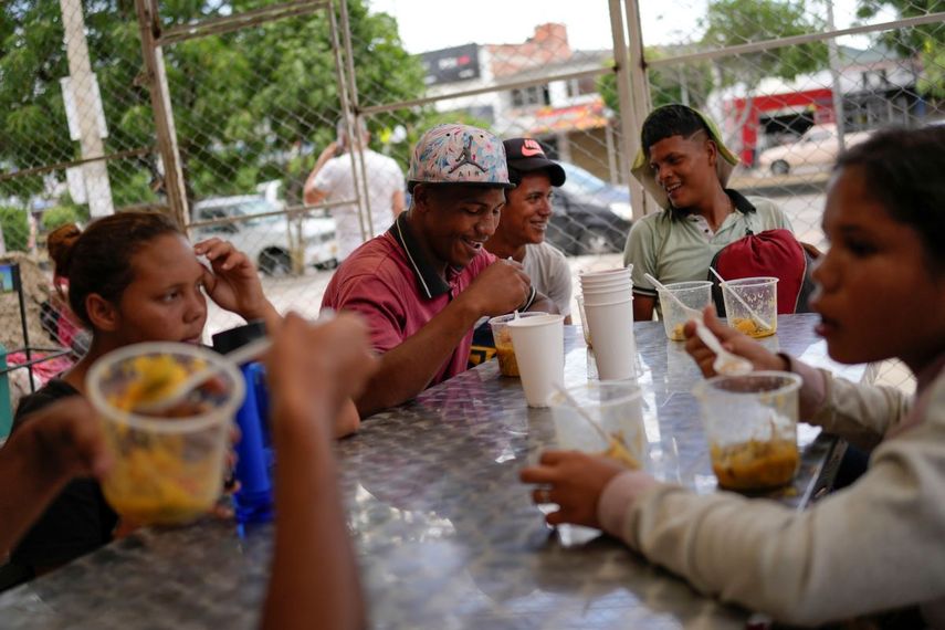 Frank Fernández (centro) junto a otros emigrantes venezolanos en el comedor popular Nueva Ilusión, de la Fundación Colombo-Venezolana, en Los Patios (Colombia) el 6 de agosto del 2022.
