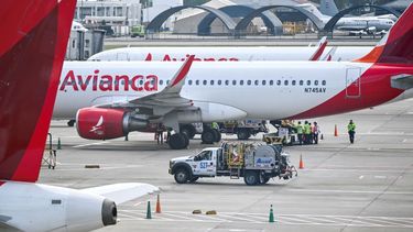 Un camión con combustible cerca del avión de Avianca en el aeropuerto internacional de Bogotá, Colombia.