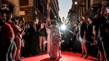 En esta foto de archivo tomada el 4 de julio de 2017, la actriz italiana Gina Lollobrigida saluda a su llegada a Via Condotti para celebrar su 90 cumpleaños, en la alfombra roja frente a Piazza di Spagna, en el centro de Roma.