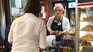 Empleados de restaurantes y cafeter&iacute;as podr&iacute;an beneficiarse&nbsp;si se aumenta el salario m&iacute;nimo.