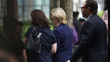 Hillary Clinton tuvo que salir de repente de los acvtos del 11 de septiembre