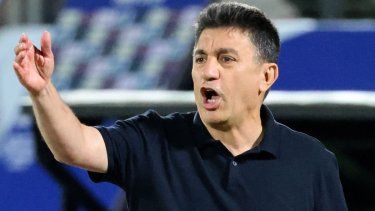 El entrenador de la selección de Irán, Amir Ghalenoei, da indicaciones a sus jugadores durante un partido, el 10 de junio de 2025.